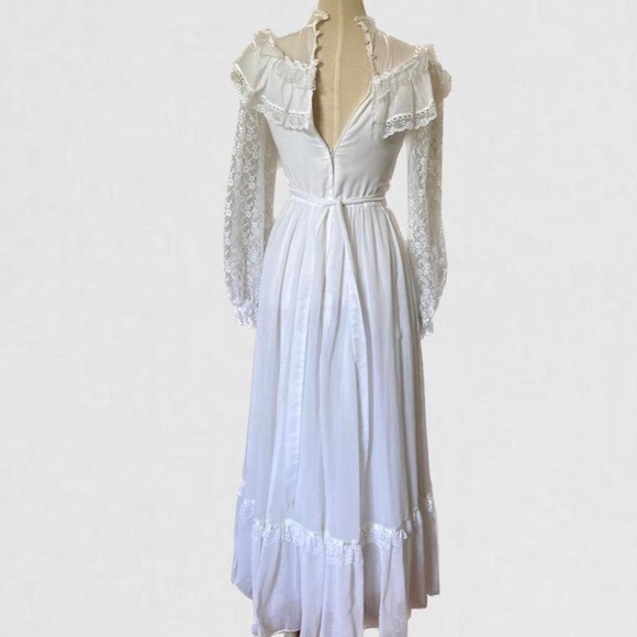 SOLD! โ
Vintage 1970โs Gunne Sax Peasant Style Lace Wedding Formal Gown - Picture 5 of 7